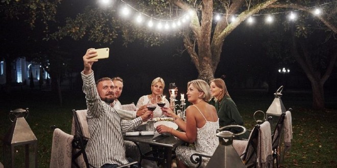 Ilustrasi Membuat Acara Kecil-Kecilan