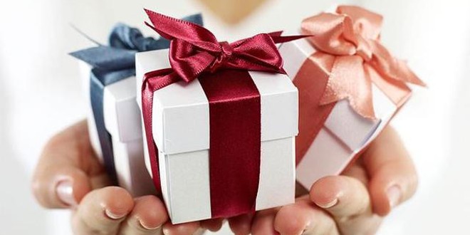 Memberikan Kado Perpisahan