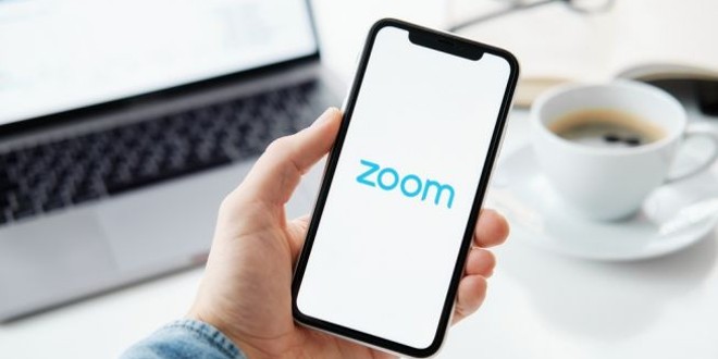 Ilustrasi Rapat Zoom di Hp Sebagai Host