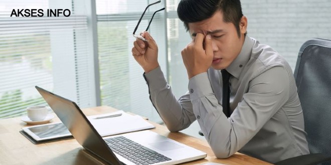 Cover Akses Kerja didepan komputer